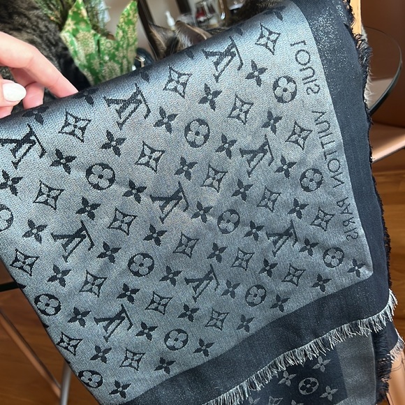 Louis Vuitton Accessories - Louis Vuitton Monogram Shine Shawl, M75123